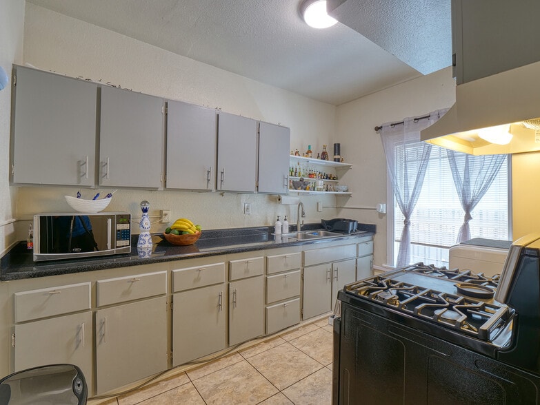 More Photos Of 672 N Kenmore Ave, Los Angeles Apartments For Sale