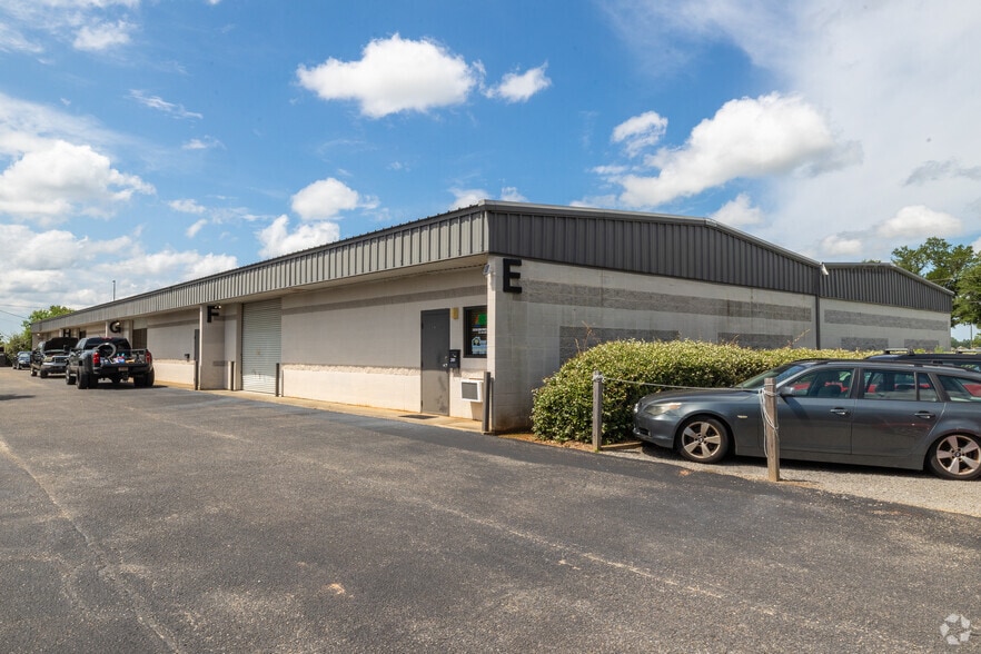 More Photos Of 2130 S Pine St, Foley Flex For Lease