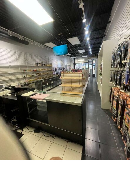 More Photos Of 232 E 47th St, Chicago General Retail For Sale