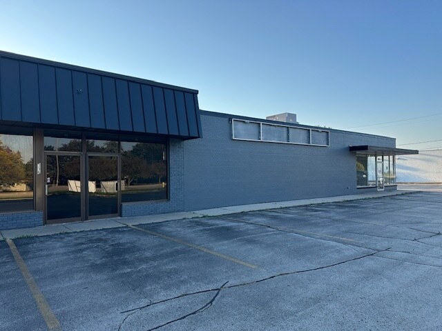 More Photos Of 336 N Military Ave, Green Bay General Retail For Lease
