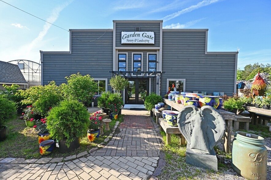 More Photos Of N47W30815 Hill St, Hartland Garden Center For Sale