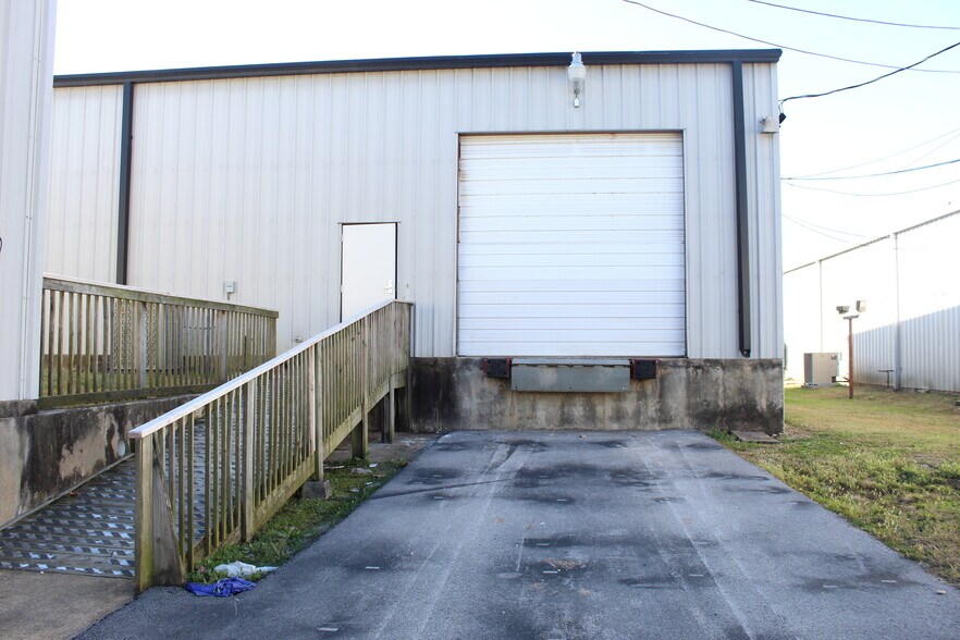 More Photos Of 802 Sanders Ave, Springdale General Retail For Lease