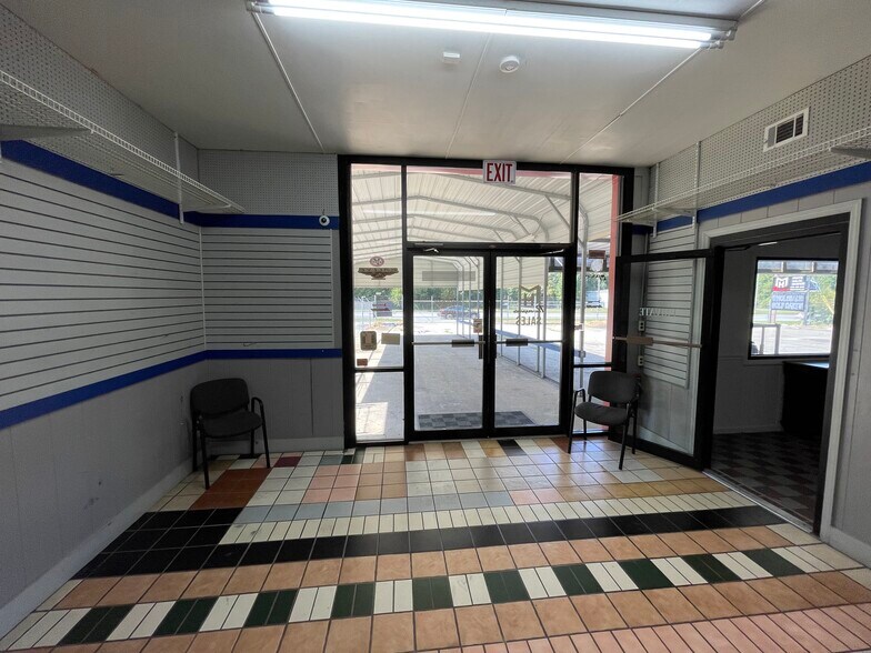 More Photos Of 433 S Main St, Swainsboro Showroom For Sale
