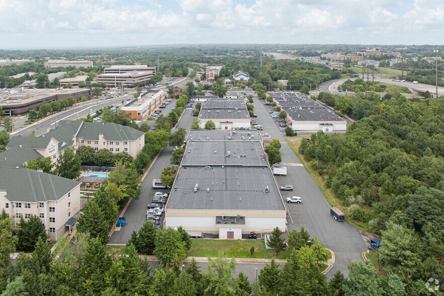 More Photos Of 259-271 Sunset Park Dr, Herndon Showroom For Sale