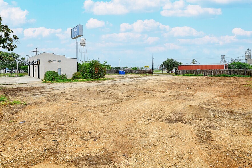 More Photos Of 110 S Main, Dilley Hotel For Sale