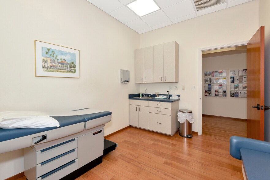 More Photos Of 1041 Ridgewood Ave, Venice Medical For Lease