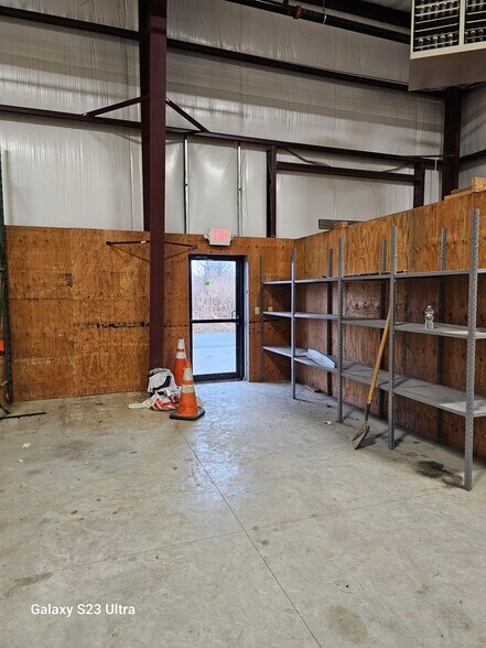 More Photos Of 35 Hamilton Ln, Glenmont Warehouse For Lease