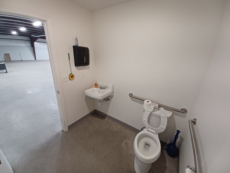 More Photos Of 7380 International Ct, Bartlesville Warehouse For Sale