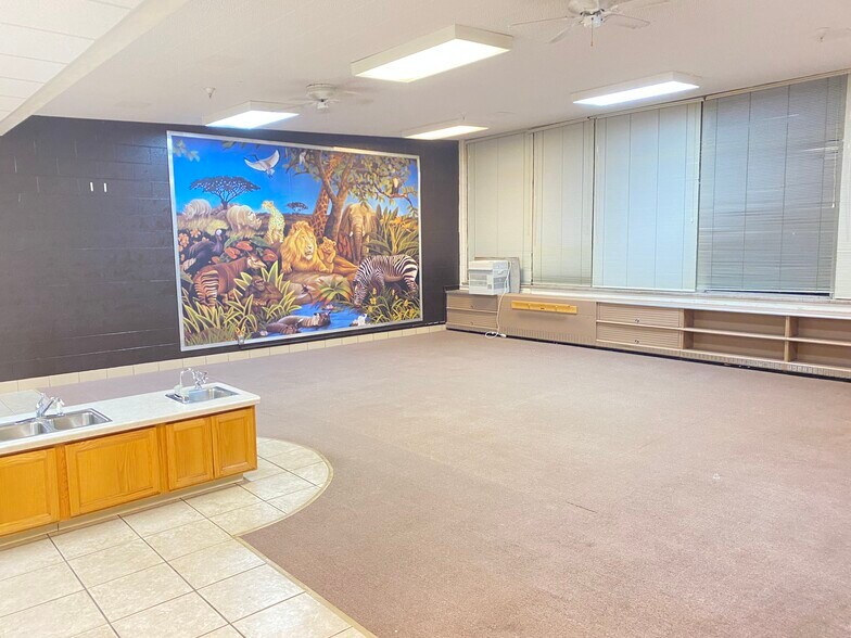 More Photos Of 670 Main Ave, De Pere Schools For Lease