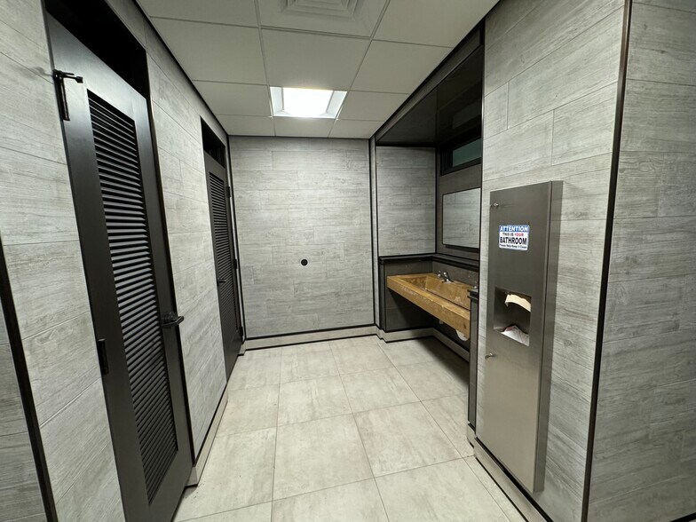 More Photos Of 2216 N 20th Ave, Hollywood Light Manufacturing For Sale