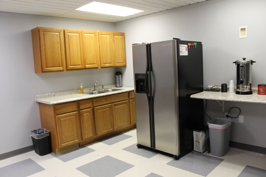 More Photos Of 220 S Main St, Butler Medical For Lease