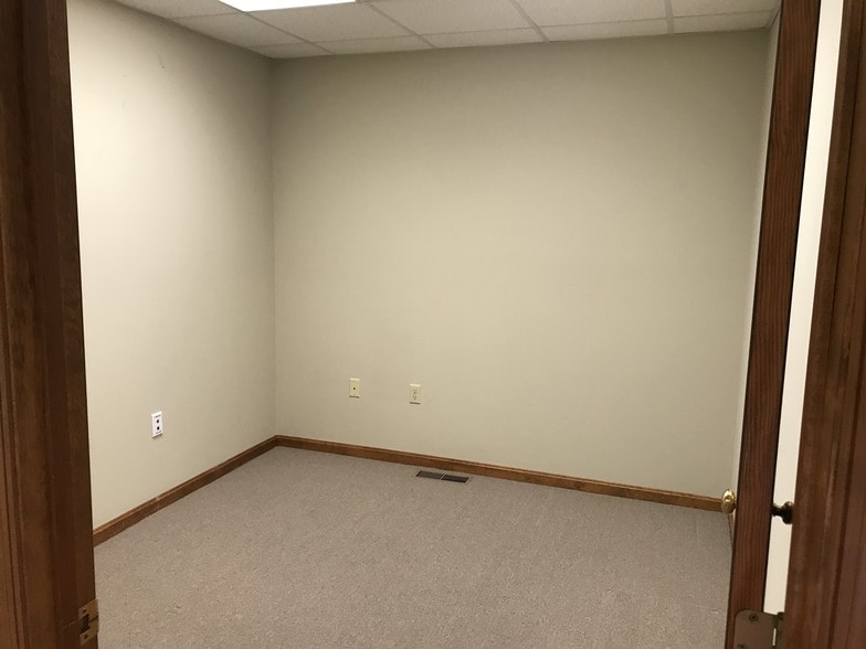 More Photos Of 1991 S State St, Dover Office For Lease
