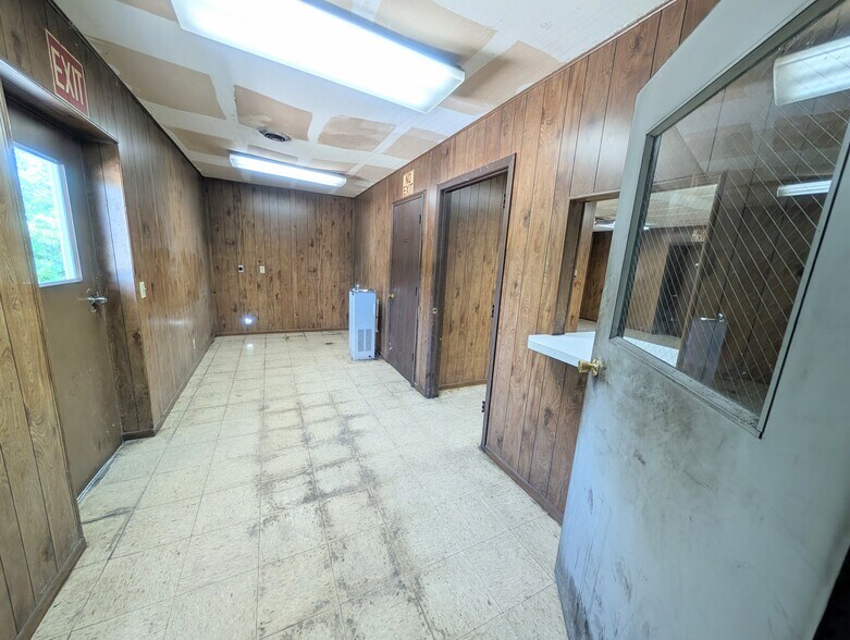 More Photos Of 501 Main, Gas Specialty For Sale