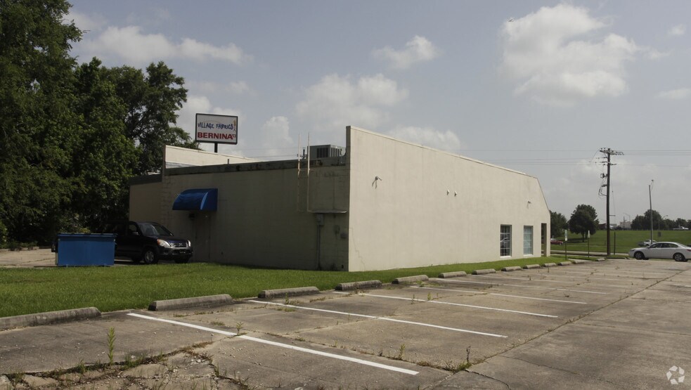 More Photos Of 8550-8540 Florida Blvd, Baton Rouge Freestanding For Sale
