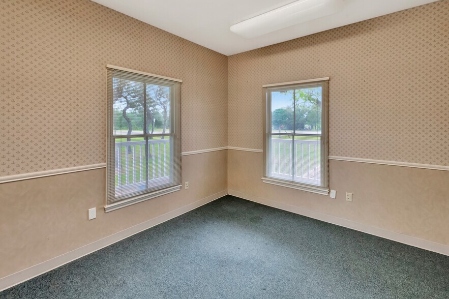 More Photos Of 8410 FM 236, Victoria Medical For Sale