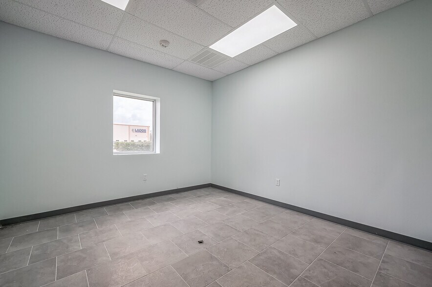 More Photos Of 12708 Jebbia Ln, Stafford Warehouse For Lease