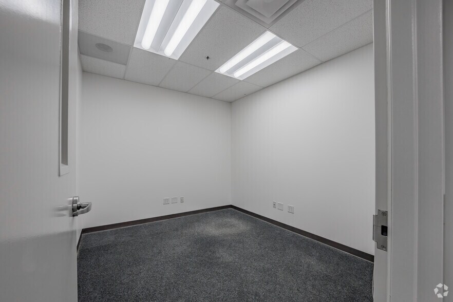 More Photos Of 6422 E Campus Dr, San Antonio Warehouse For Lease