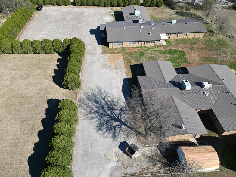 More Photos Of 817 Elks Blvd, Ardmore Office For Sale