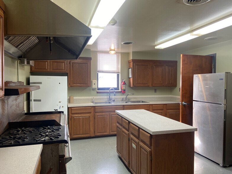 More Photos Of 817 Elks Blvd, Ardmore Office For Sale