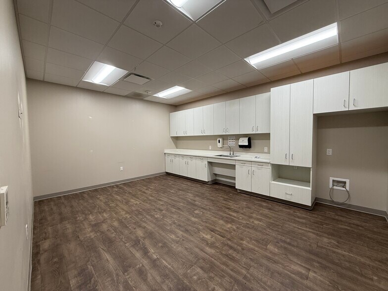 More Photos Of 901 N Wendover Rd, Charlotte Storefront For Lease