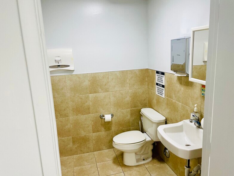 More Photos Of 2201 NE 52nd St, Lighthouse Point Medical For Sale