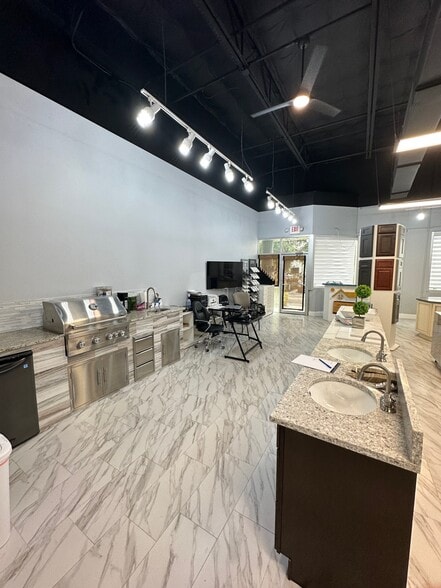 More Photos Of 7901 Kingspointe Pky, Orlando Showroom For Sale