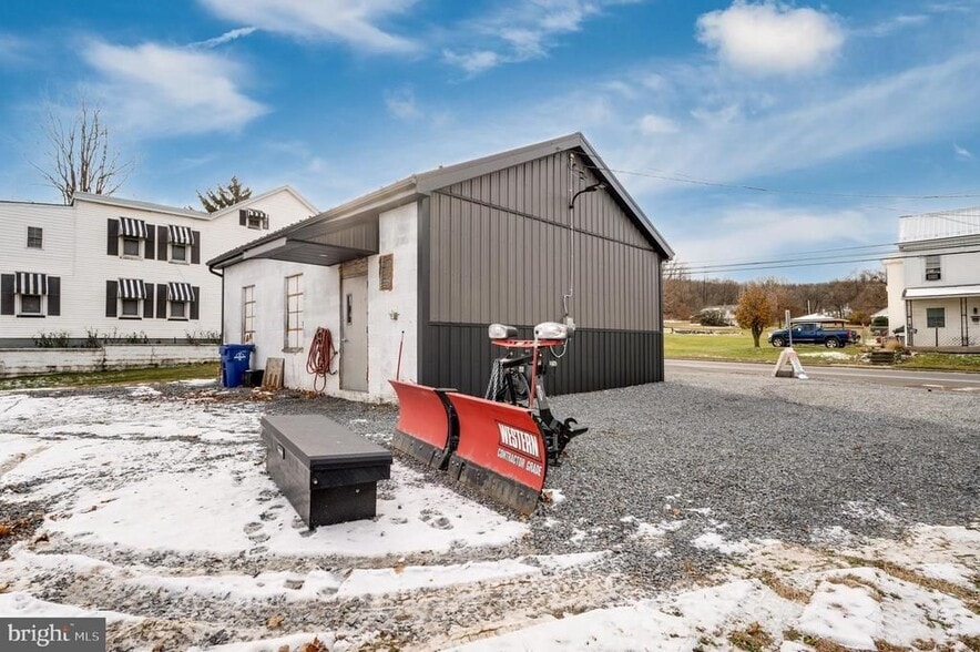 More Photos Of 519 Main St, Blandon Flex For Sale