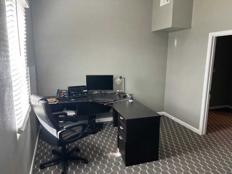 More Photos Of 15014 Iowa St, Austin Office Residential For Sale