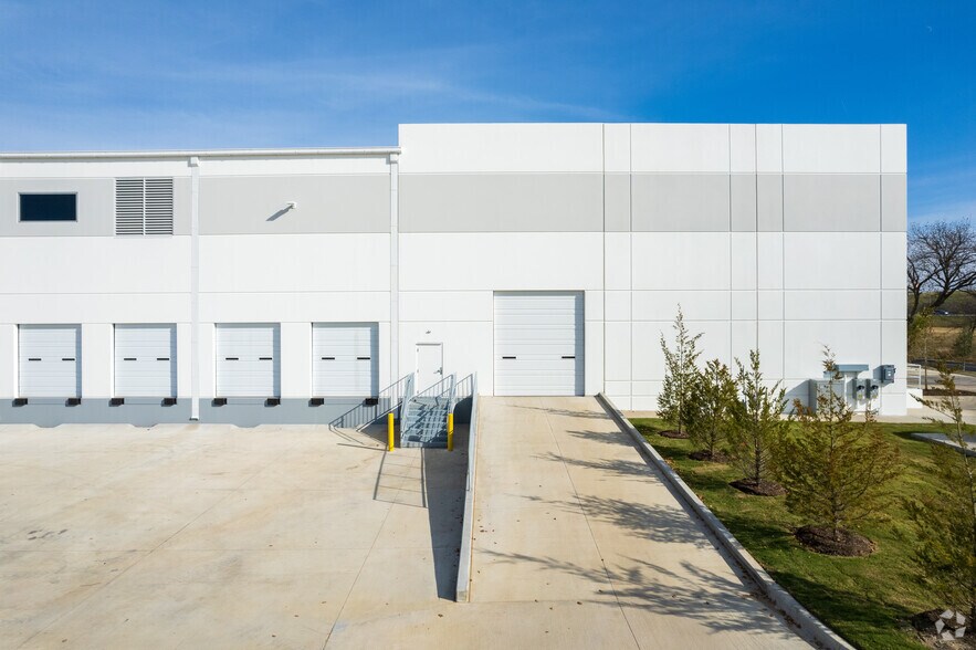 More Photos Of 6741 Midway Rd, Haltom City Distribution For Lease
