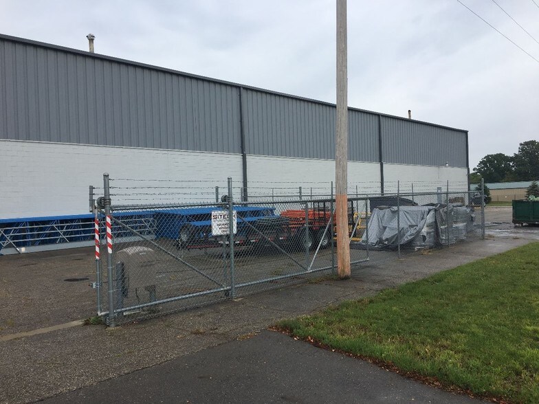 More Photos Of 7878 Gull Rd, Richland Warehouse For Lease