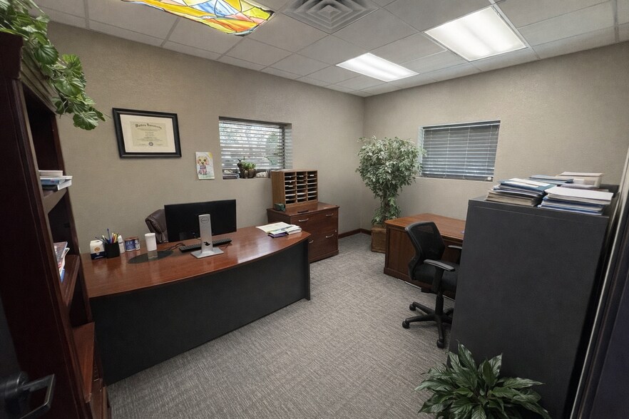 More Photos Of 13318 Western Oak Dr, Helotes Storefront Retail Office For Sale