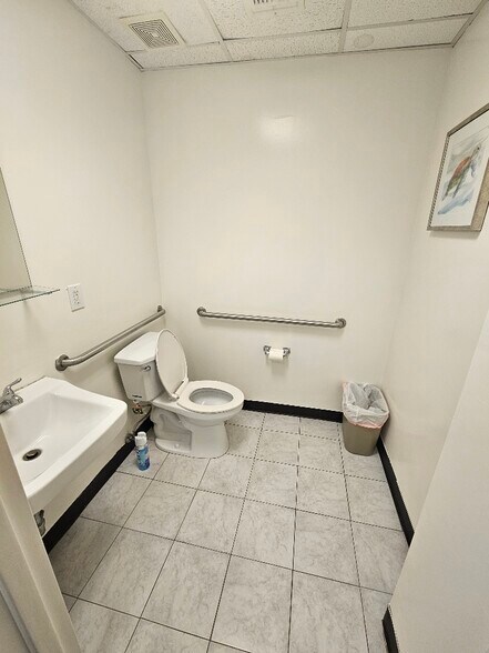 More Photos Of 154 Mineola Blvd, Mineola Storefront Retail Residential For Lease