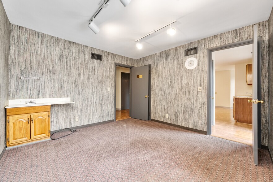 More Photos Of 10 Youell St, Florence Office For Sale