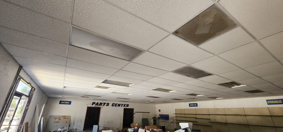 More Photos Of 284 S Center St, Pierson Auto Repair For Lease