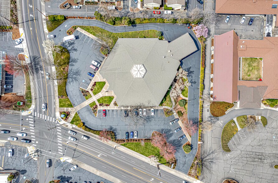 More Photos Of 601 Crater Lake Ave, Medford Bank For Lease