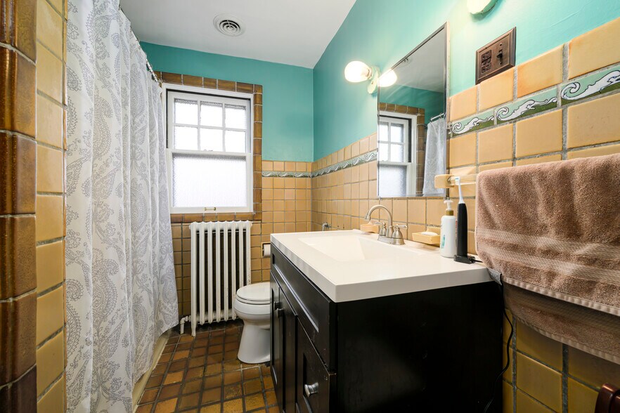 More Photos Of 5001 Pernod Ave, Saint Louis Flex For Sale