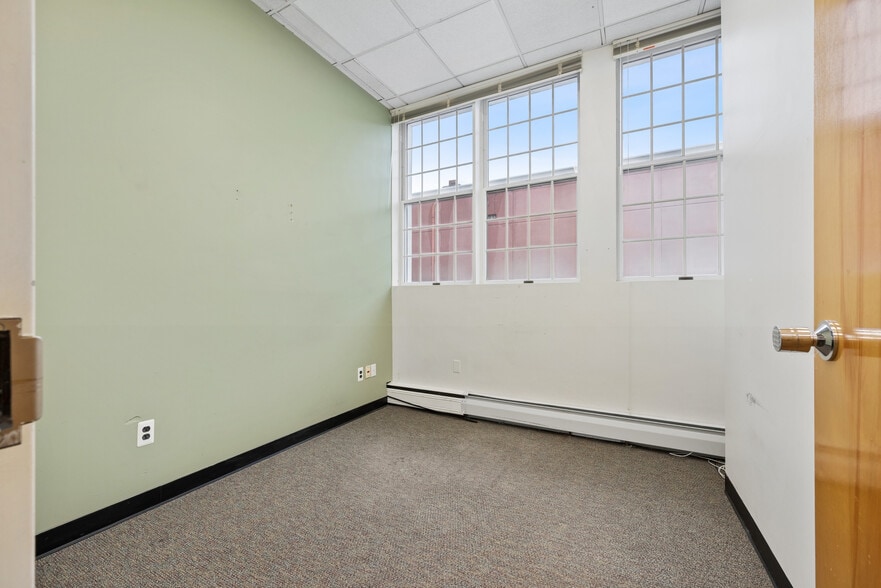 More Photos Of 34 E Somerset St, Raritan Bank For Lease