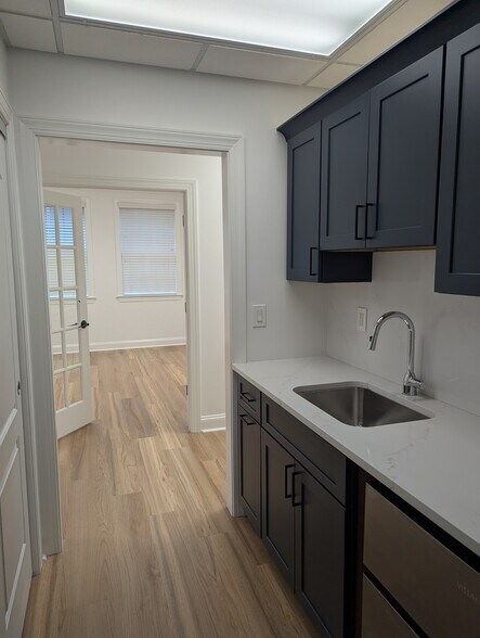 More Photos Of 1905 Woodstock Rd, Roswell Office For Lease