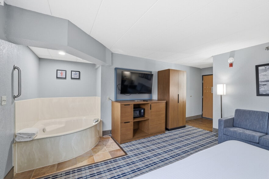 More Photos Of 4675 White Bear Pky, White Bear Lake Hotel For Sale