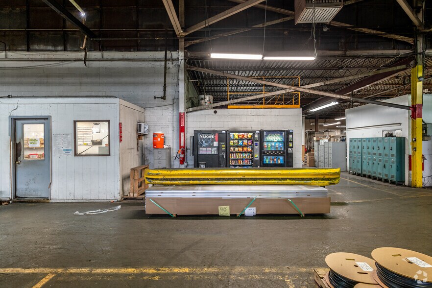 More Photos Of 225 Hubbard Rd, Youngstown Warehouse For Lease