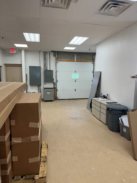 More Photos Of 522 Amherst St, Nashua Showroom For Lease