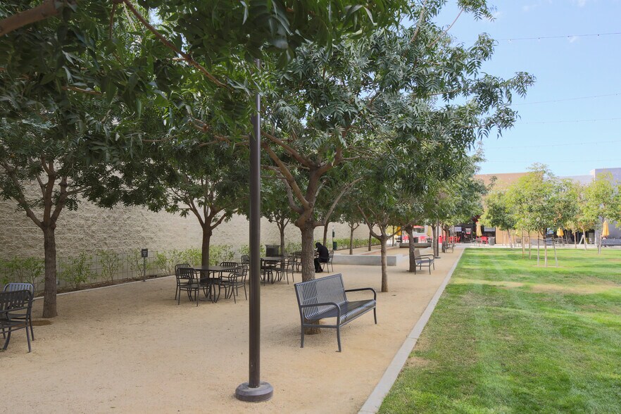 More Photos Of 8420-8440 Balboa Blvd, Northridge Storefront For Lease