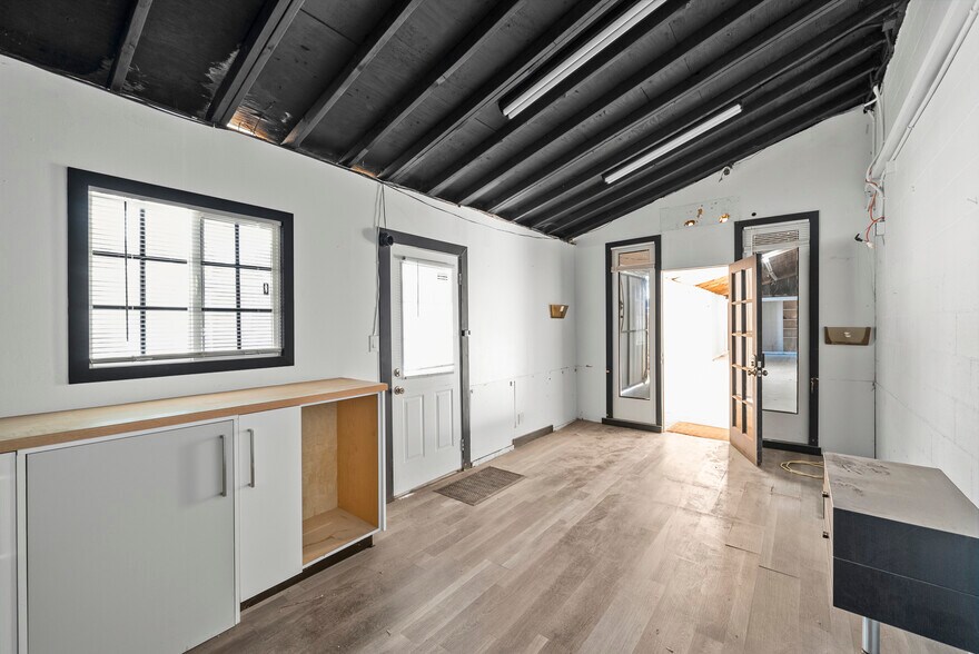 More Photos Of 14222-14226 Aetna St, Van Nuys Warehouse For Lease