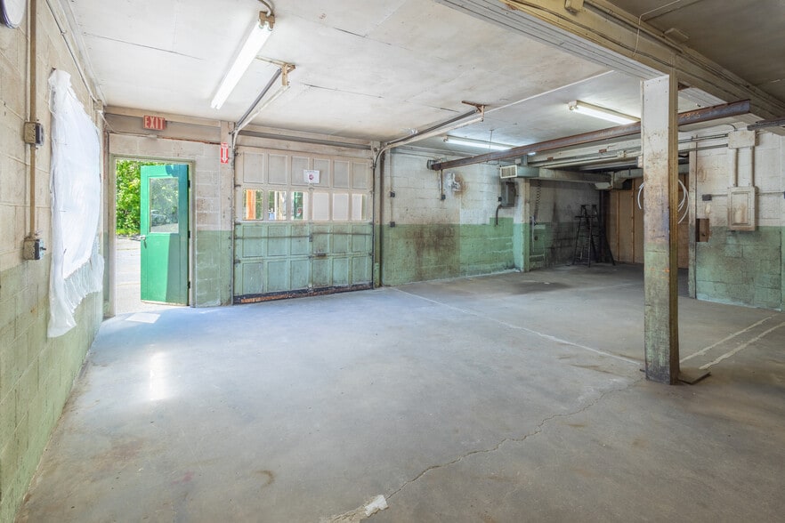 More Photos Of 148 Marlboro Rd, Southborough Warehouse For Sale