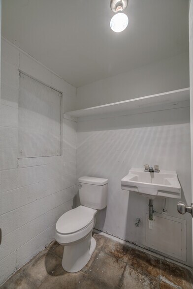 More Photos Of 623-627 Pine St, Abilene Storefront For Sale