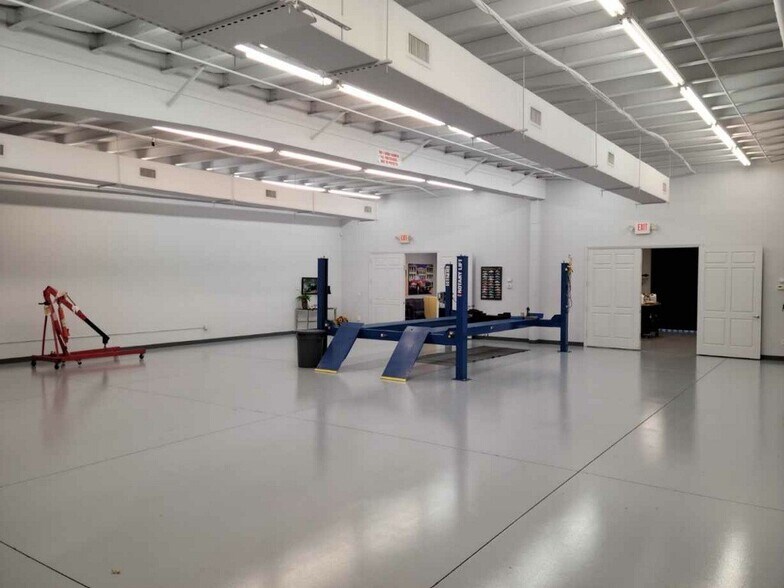 More Photos Of 2805 S Horseshoe Dr, Naples Showroom For Lease
