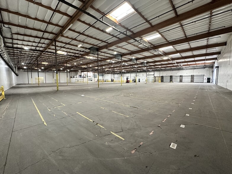 More Photos Of 26455 Ruether Ave, Valencia Showroom For Lease