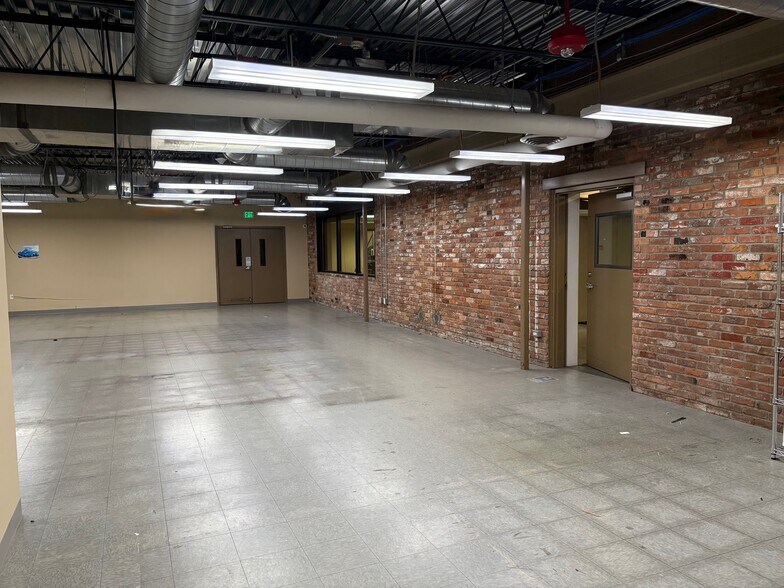 More Photos Of 4212 W Sunset Blvd, Spokane Flex For Sale