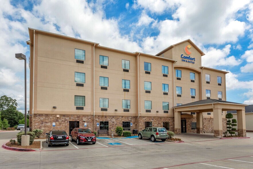 Primary Photo Of 3035 NE Loop 286, Paris Hotel For Sale