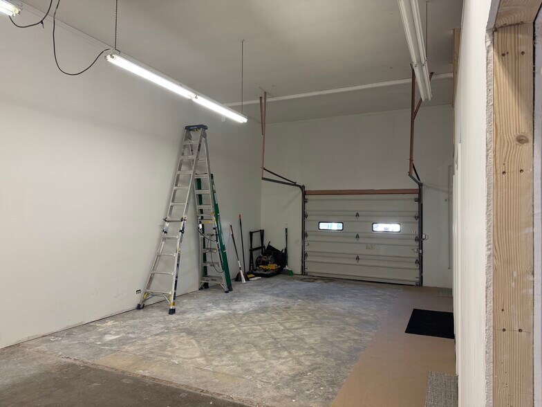 More Photos Of 192 Oak St, Glastonbury Showroom For Lease
